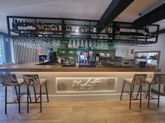 Bar de vinos moderno en Madrid con ambiente acogedor y decoración elegante.