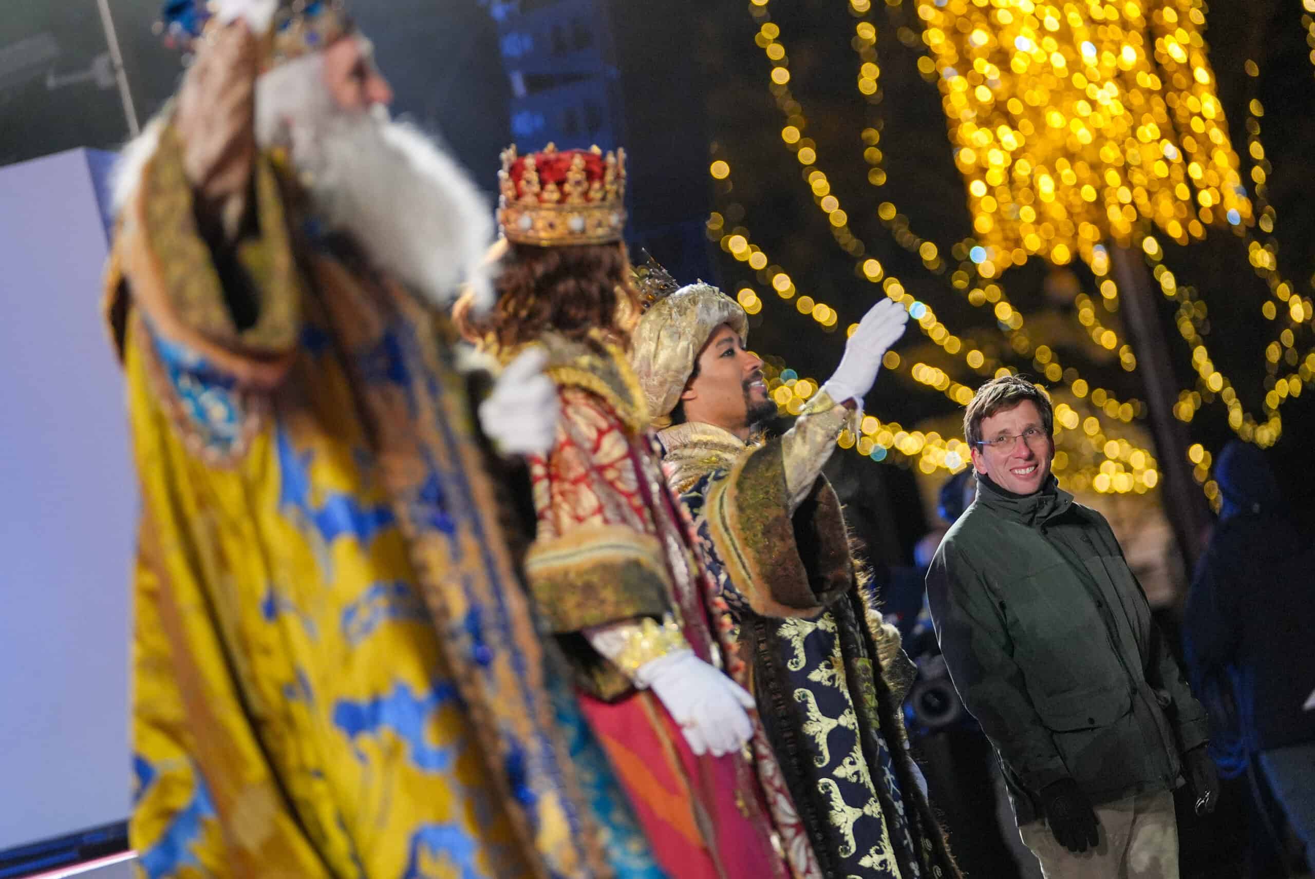 Espectáculo navideño en Madrid con los Reyes Magos, luces y alegría.