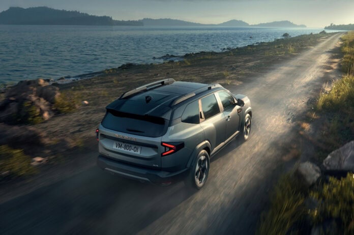 Coche SUV recorriendo un camino junto a un lago en un entorno natural en Madrid.